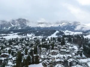¡Lujo y controversia en los Alpes! Cortina d’Ampezzo se prepara para los Juegos de Invierno 2026 entre el glamour de las élites y el rechazo ambiental.