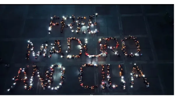 ¡Luz contra la oscurana! Juventud toma Caracas con impactante intervención LED exigiendo libertad para Maduro y Cilia.