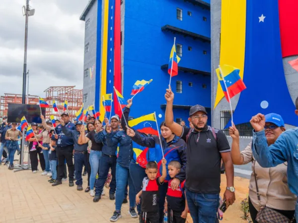 ¡Hecho en Venezuela! Delcy Rodríguez entrega viviendas a la Clase Obrera de Guayana fabricadas con insumos 100% nacionales.