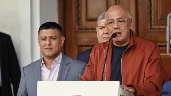 ¡Muerde el polvo el dólar criminal! Jorge Rodríguez exige rebaja inmediata de precios tras desplome de la divisa paralela.