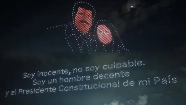 ¡Cielo de Caracas clama justicia! Drones iluminan la capital exigiendo la libertad de Nicolás Maduro y Cilia Flores.