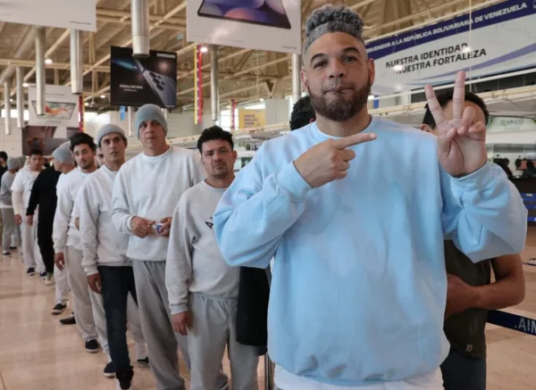 ¡Nuestra mayor victoria es el reencuentro! Arriban 182 patriotas en el vuelo 102 para sumar 465 retornos esta semana.