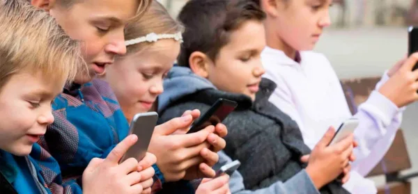 ¡Protección a la semilla de la Nación! Francia aprueba ley para prohibir redes sociales a menores de 15 años.