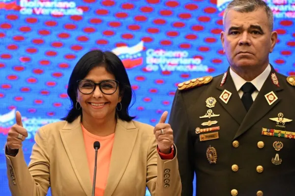 ¡Unidad, Lucha, Batalla y Victoria! Presidenta (E) Delcy Rodríguez recibe insignias como Comandante en Jefa de la FANB.