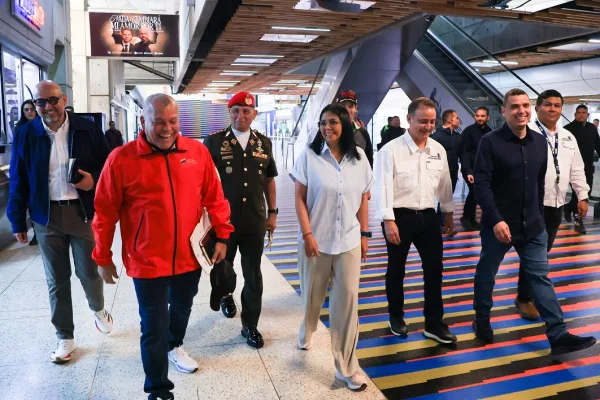 Maiquetía se pone a punto: Delcy Rodríguez supervisa obras para recibir nuevas aerolíneas.