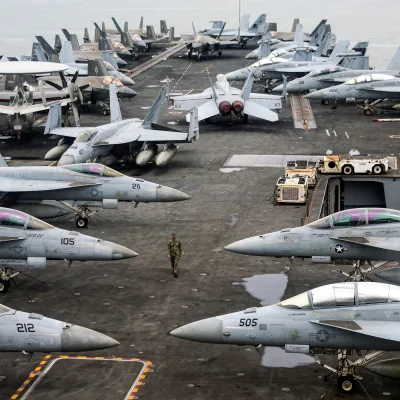 Trump lanza ultimátum a Irán mientras despliega su flota.