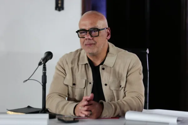 Jorge Rodríguez instala mesa de diálogo: Gobierno y oposiciones avanzan en la Comisión para la Convivencia y la Paz.