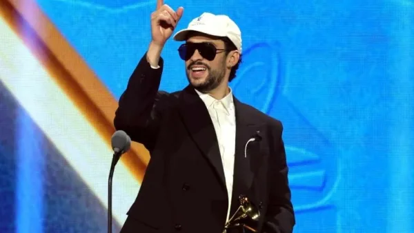 Bad Bunny en el Super Bowl: El "Conejo Malo" desafía al movimiento MAGA con un show 100% en español.