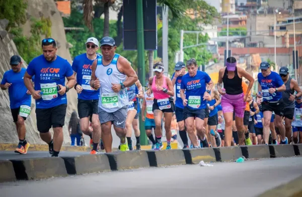 ¡Récord y emoción en la capital! Jorge Castelblanco y Silvia Ortiz se coronan en el Maratón CAF Caracas 2026.
