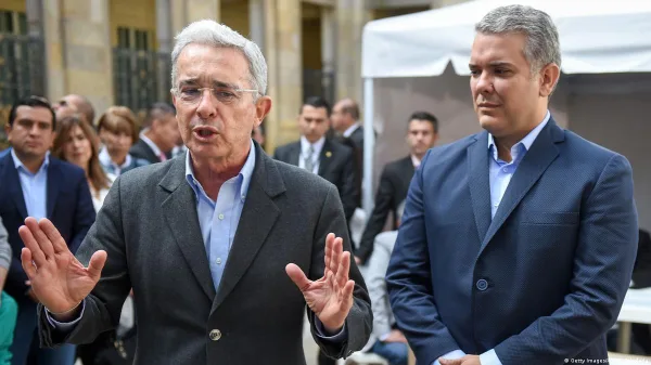 Sombras del pasado: Cables desclasificados de EE. UU. vinculan a Álvaro Uribe con el Cartel de Medellín.