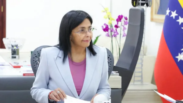 Delcy Rodríguez presenta modelo de «subsidio cruzado» para frenar la especulación y fortalecer las comunas.