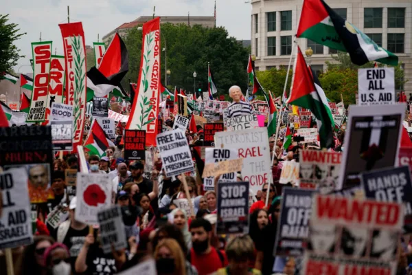 Grupos pro-palestinos protestan en Washington ante la visita de Netanyahu a la Casa Blanca.