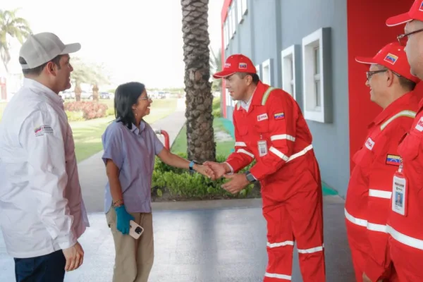 Rumbo a la meta de 300 mil barriles: Delcy Rodríguez y Christopher Wright inspeccionan el Complejo Industrial José Antonio Anzoátegui.