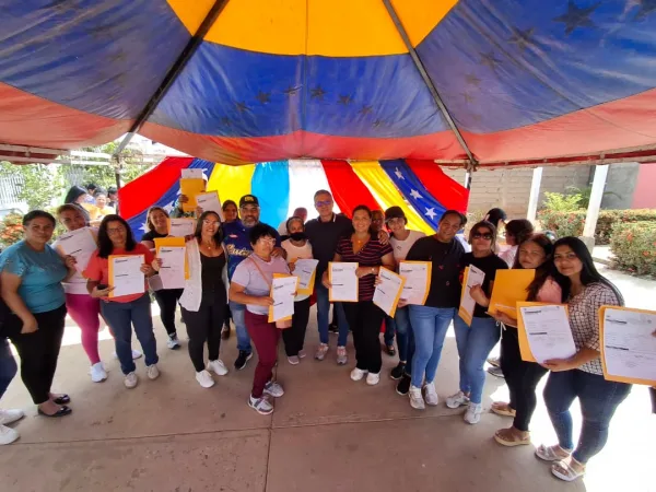 ¡Dueños de su futuro! Familias de Valles de Camoruco reciben títulos de propiedad en Altagracia de Orituco.