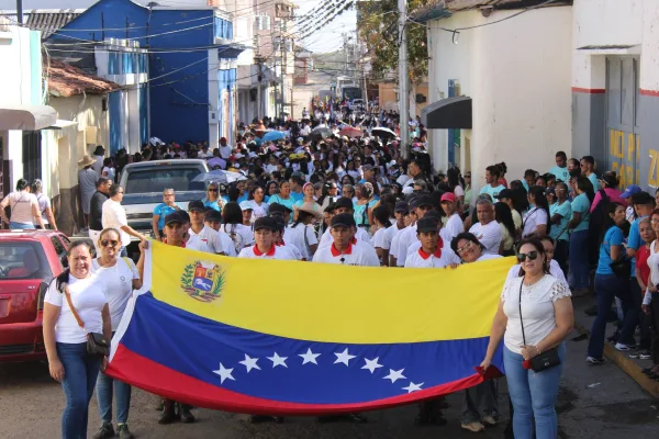 Altagracia de Orituco se desborda de civismo en su 332° aniversario con un gran desfile.