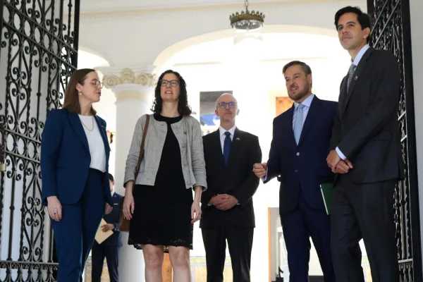 Venezuela y Reino Unido exploran alianzas comerciales y diplomáticas en la Casa Amarilla.