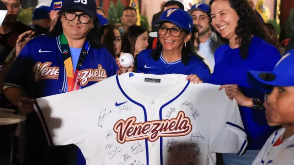 Delcy Rodríguez anuncia dotación masiva para el béisbol menor tras histórica victoria.