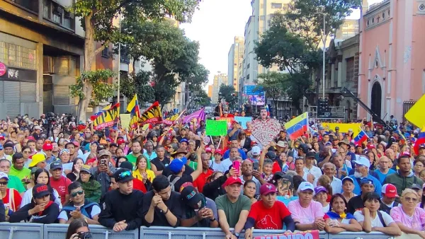 Caracas se desborda en apoyo a Maduro y Cilia Flores: «La dignidad no se negocia».