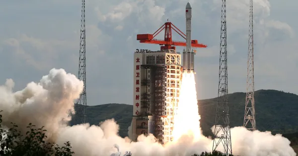 China conquista el cielo: Lanzan con éxito el satélite Shiyan-33 para investigación espacial.