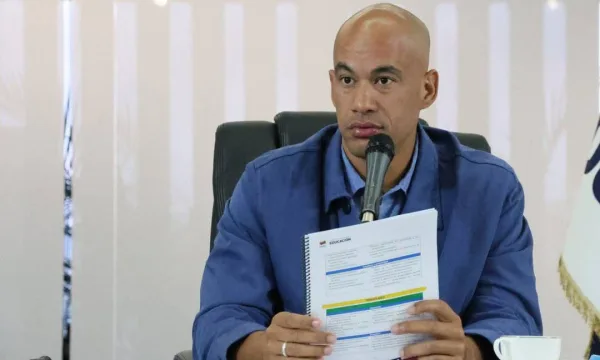 Héctor Rodríguez insta a construir consenso nacional para recuperar el salario docente.