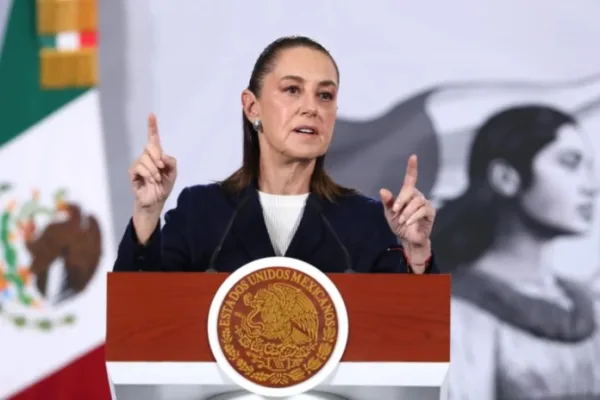 Claudia Sheinbaum respalda uso de fondos venezolanos para defensa de Maduro y anuncia diálogo con Delcy Rodríguez.