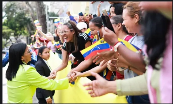 Mujeres de todas las tendencias políticas se unen por la paz en histórico encuentro con Delcy Rodríguez.