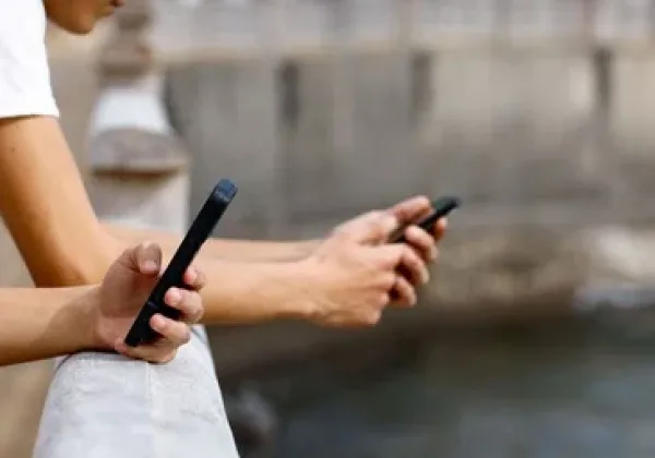 Grecia pone freno a los algoritmos: prohibirá redes sociales a menores de 15 años desde 2027.