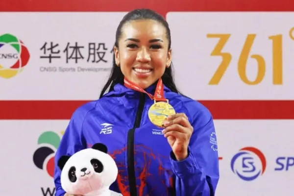 ¡Bañada en oro! La venezolana Yorgelis Salazar reina en la Liga Premier de Karate en China.