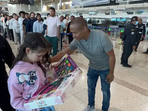 ¡Nuevas historias que recomienzan! Arriban 190 venezolanos desde Phoenix en el vuelo 132 de Vuelta a la Patria.