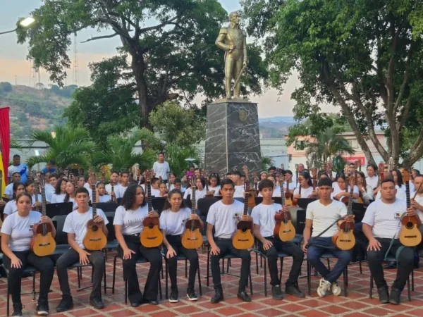 ¡Cuerdas de libertad! El Orituco honró al Cuatro Venezolano con un concierto en la Plaza Bolívar.