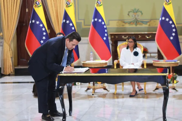 ¡Motor a máxima capacidad! Presidenta (E) Delcy Rodríguez firma alianzas estratégicas con Chevron para elevar producción petrolera.