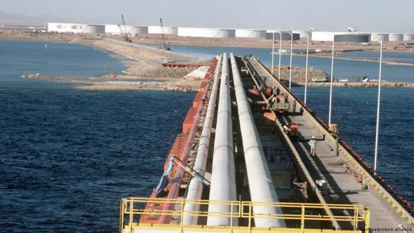 EAU desafía la inestabilidad global: Acelera megaproyecto de oleoducto para esquivar el Estrecho de Ormuz.