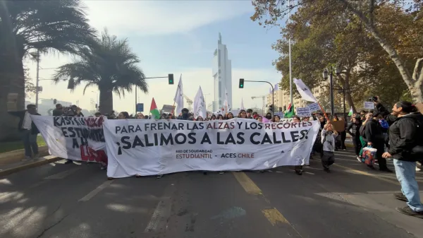 Luna de miel rota en Santiago: Rechazo a la gestión de José Antonio Kast escala al 58% tras fuertes protestas estudiantiles.