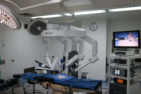 Hito médico en el sector público: Inauguran avanzados servicios de Cirugía Robótica y Plástica Reconstructiva en el Hospital Universitario de Caracas.