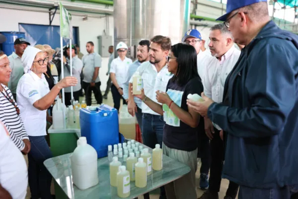 Soberanía productiva: Delcy Rodríguez destaca cinco años de crecimiento no petrolero desde la planta científica Bioaloe.