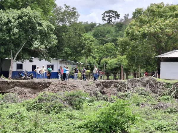 Prevención en marcha: Alcaldía de Monagas ejecuta inspección técnica en el canal del sector Orocollal.