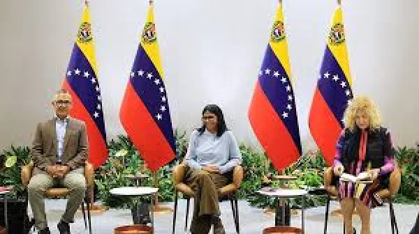Reencuentro y producción: Delcy Rodríguez encabeza mesa económica con el sector privado y presenta balance de la Ley de Amnistía.