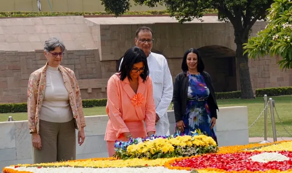 Diplomacia de paz: Presidenta encargada Delcy Rodríguez rinde solemne homenaje a Mahatma Gandhi en Nueva Delhi.