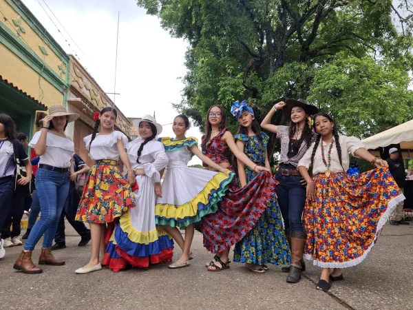 Identidad y tradición: Estudiantes de la U.E.C. Batalla de la Victoria deslumbraron en la II Expoferia «Encuentro de Estados»