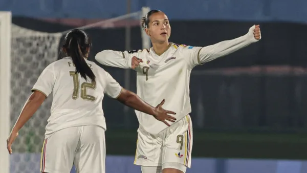 ¡Hazaña en el Centenario! Con un golazo de Deyna Castellanos, la Vinotinto femenina clasifica al repechaje del Mundial 2027.