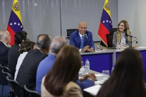 Reforma del Estado: Ejecutivo y TSJ debaten plan para reestructurar el aparato burocrático y modernizar las instituciones.