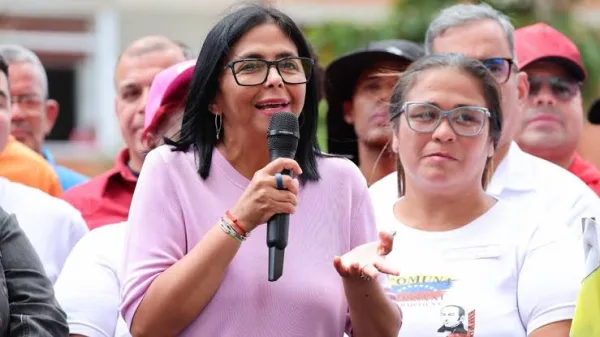 Homenaje a la entrega: Presidenta (E) Delcy Rodríguez enaltece el valor del sacrificio en emotivo mensaje a los padres venezolanos.