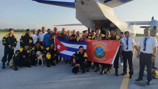 Rescatistas cubanos llegan a Venezuela para reforzar labores tras terremotos.