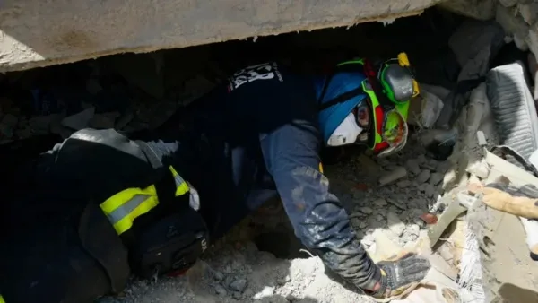 Héroes sin fronteras: Brigadistas colombianos rescatan con vida a un niño de 11 años bajo los escombros en La Guaira.