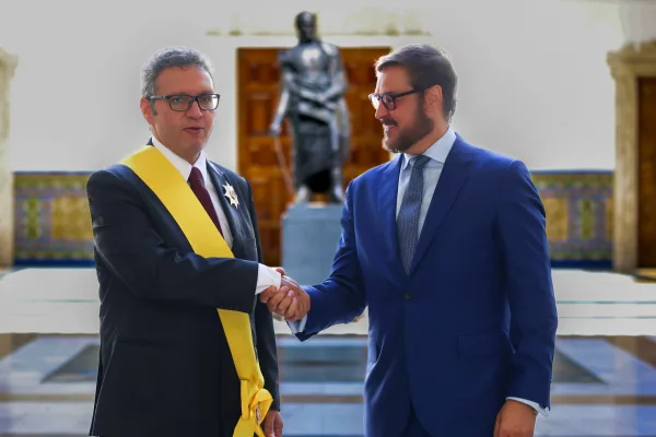 Diplomacia y reconocimiento: Venezuela condecora al embajador de Egipto Kareem Amim tras culminar su misión diplomática.