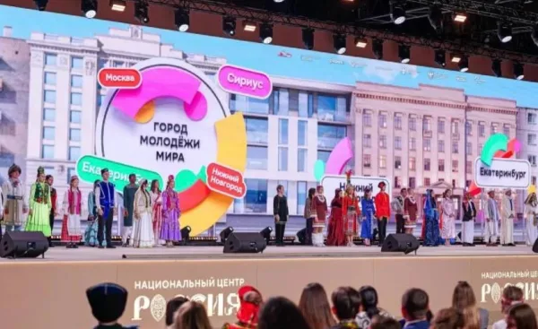 Encuentro internacional: Más de 10 mil jóvenes de 191 países se congregan en Rusia para el Festival Mundial de la Juventud.