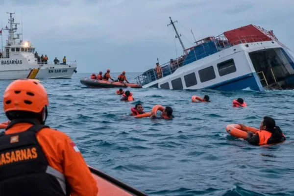 Tragedia marítima: Indonesia intensifica la búsqueda de 128 desaparecidos tras el naufragio de un ferry en el mar de Java.