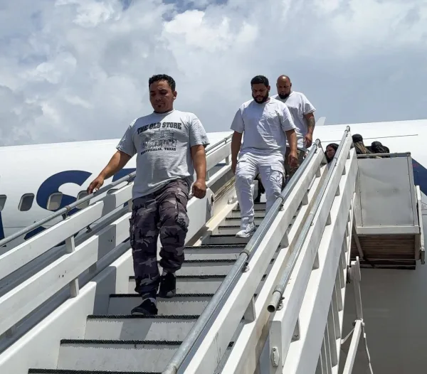 Reencuentro familiar: Arriban 379 venezolanos al estado Anzoátegui mediante la Gran Misión Vuelta a la Patria.