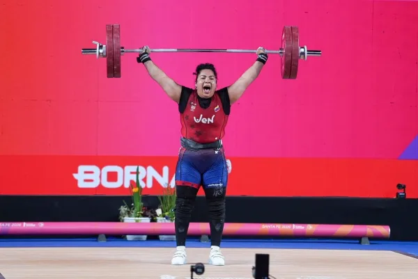 Dominio en la plataforma: Naryury Pérez conquista el oro en halterofilia en los Juegos Suramericanos Santa Fe 2026.
