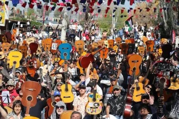 Homenaje cultural: Chile celebrará la 14.ª edición de «Mil guitarras y mil voces» en honor a Víctor Jara.